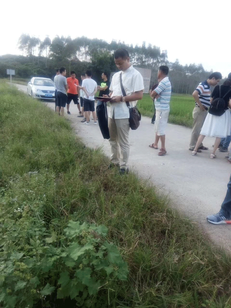 一共八辆车三十 佘人浩浩荡荡 出发 玉林市